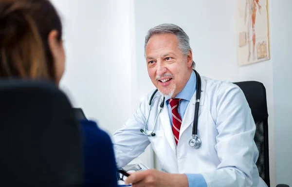 Лікар розмовляє з пацієнтом в офісі — стокове фото
