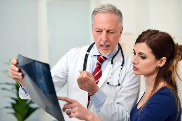 Doctor hablando con un paciente — Foto de Stock