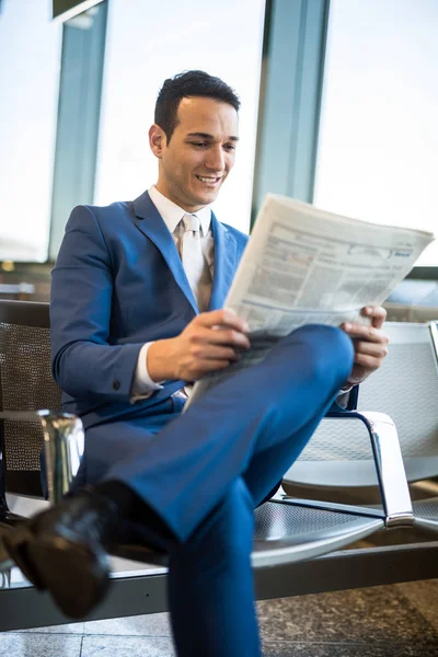 Geschäftsmann liest Zeitung — Stockfoto