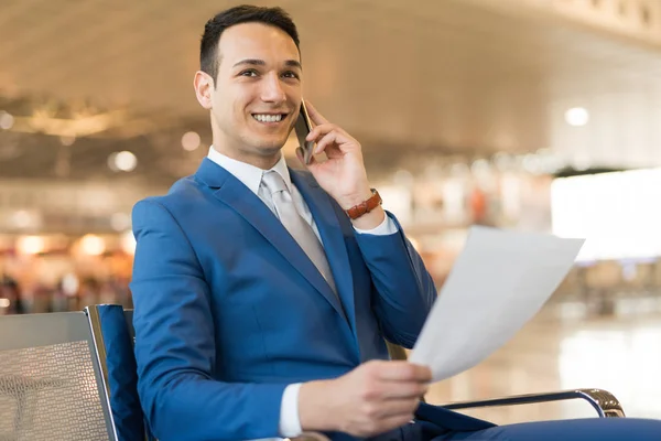 Homme d'affaires parlant sur téléphone portable — Photo