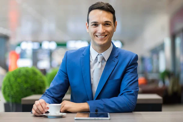 Affärsman med surfplatta och dricka kaffe — Stockfoto