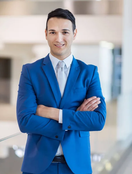 Junger gutaussehender Geschäftsmann — Stockfoto