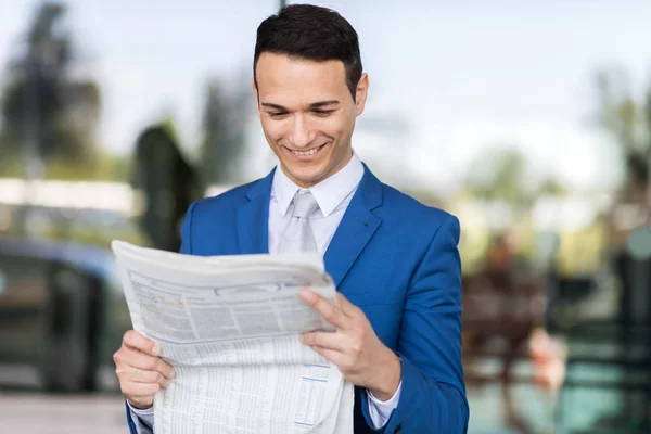 Empresario leyendo un periódico — Foto de Stock