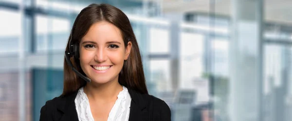 Junge Geschäftsfrau lächelt — Stockfoto