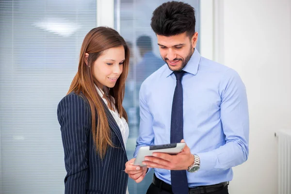 Ler affärsmän i office — Stockfoto