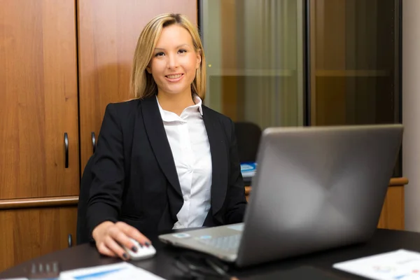 Mujer de negocios en la oficina usando el ordenador portátil —  Fotos de Stock