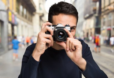 Kameralı yakışıklı fotoğrafçı. 