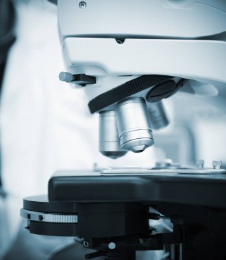 Mikroskop yakın çekim, mavi tonlu görüntü