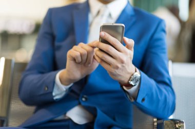 yakışıklı işadamı telefon kullanma 