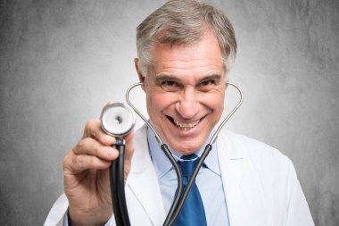 Doktor onun stetoskop kullanarak