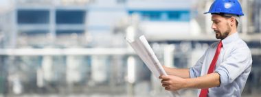 İşçi bir plan okuyor 