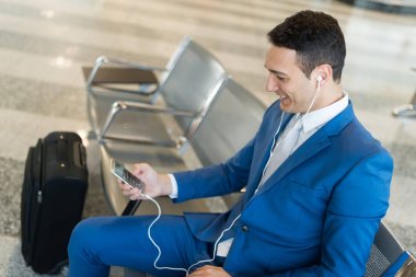 İş adamı telefonunu kullanıyor.