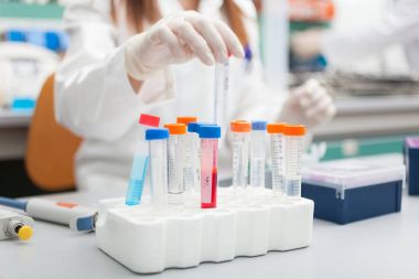 test tüpleri ile çalışan bilim adamı