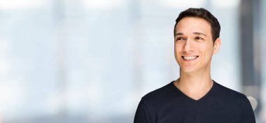 gülümseyen yakışıklı adam 