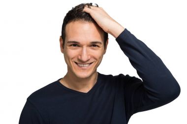 Saçını tutan adam