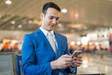 cep telefonu kullanarak iş adamı