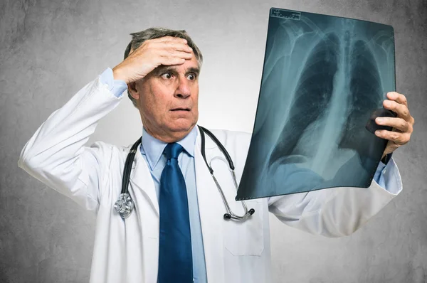 医生看着肺放射 — 图库照片