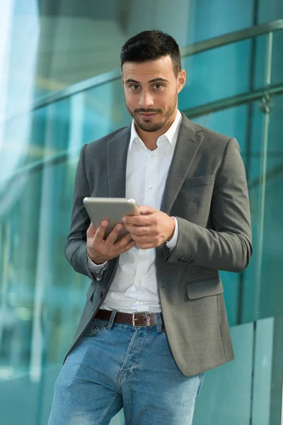 Geschäftsmann mit seinem digitalen Tablet — Stockfoto