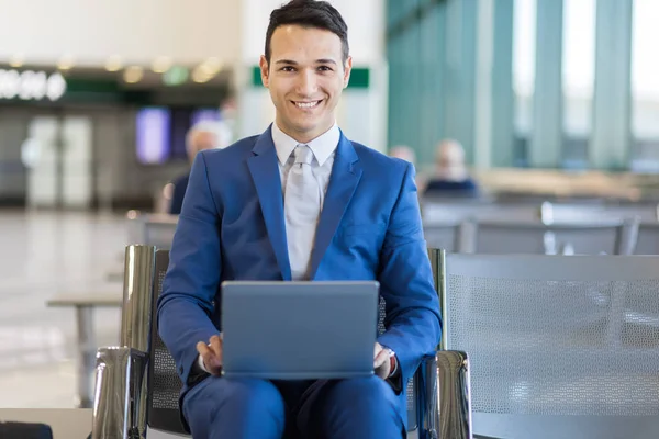 Hombre de negocios guapo usando portátil —  Fotos de Stock