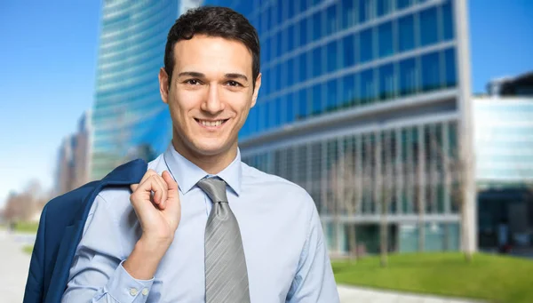 Hombre de negocios guapo en la ciudad — Foto de Stock