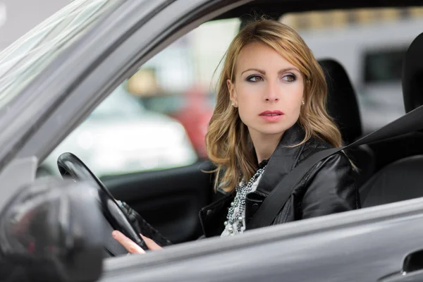 Žena řízení auta — Stock fotografie