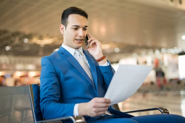 Stilig affärsman i flygplats — Stockfoto