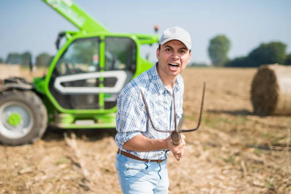フィールドでの作業で怒っている農夫 — ストック写真