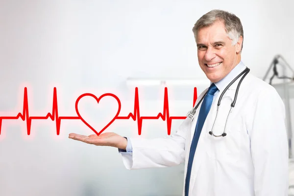 Szív care koncepciót mosolygó orvos — Stock Fotó