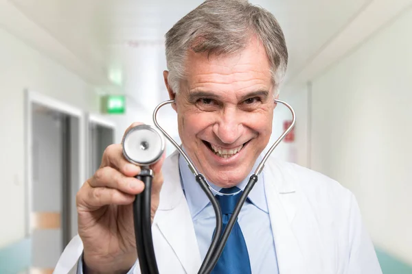 Lekarz za pomocą jego stetoskop — Zdjęcie stockowe
