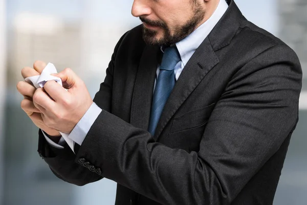 Geschäftsmann zerknüllt Dokument im Amt — Stockfoto