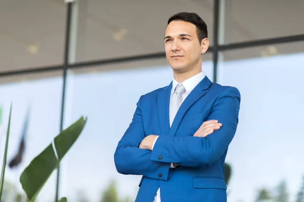 Hombre de negocios con los brazos cruzados — Foto de Stock