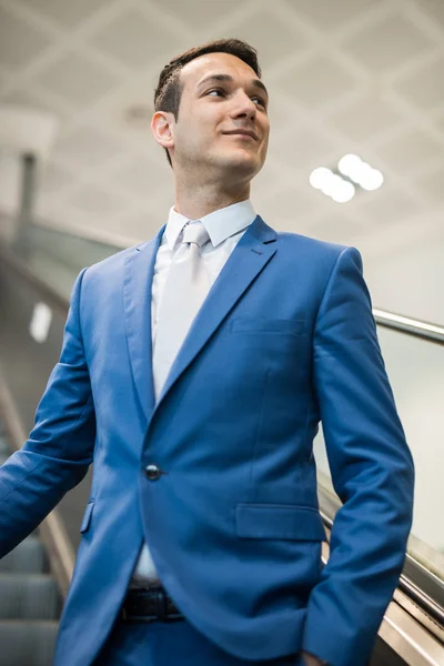 Красивый бизнесмен на лифте — стоковое фото