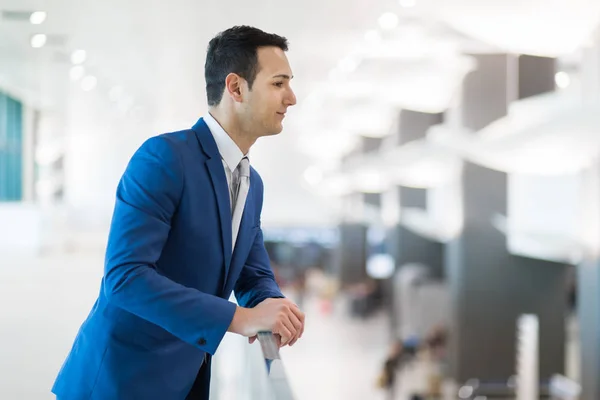Knappe zakenman in luchthaven — Stockfoto