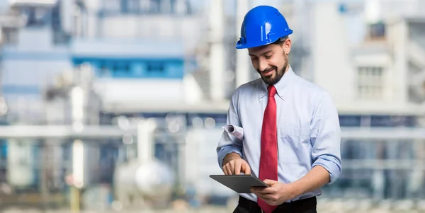 Arquiteto usando tablet no canteiro de obras — Fotografia de Stock