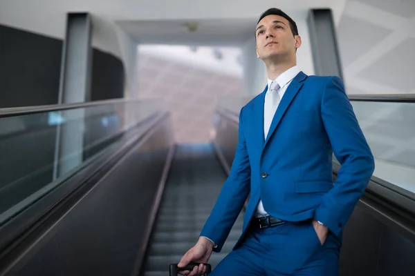 Красивий бізнесмен на ліфті — стокове фото