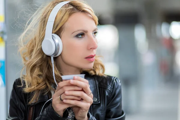 Mujer escuchando música con auriculares —  Fotos de Stock