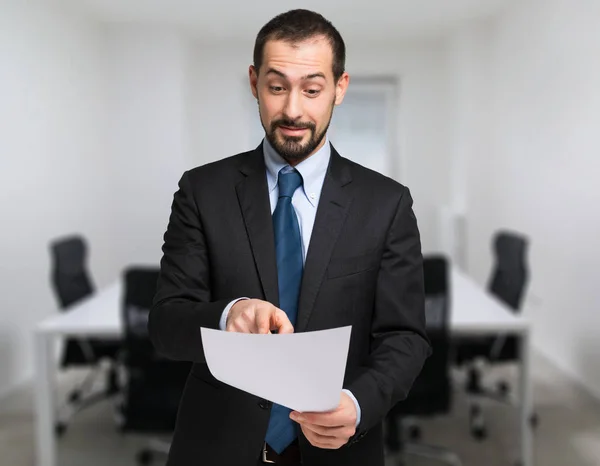 Empresario leyendo un documento —  Fotos de Stock