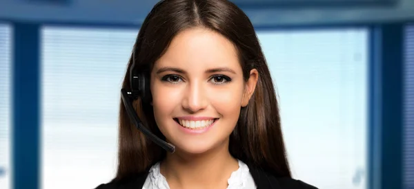 Joven mujer de negocios con auriculares —  Fotos de Stock