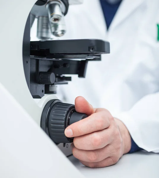 Peneliti menggunakan mikroskop — Stok Foto