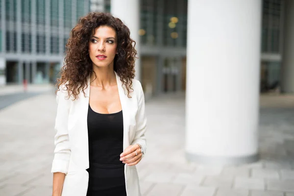 Woman walking to work — Stock Photo, Image