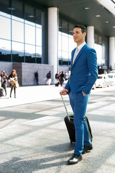 Geschäftsmann zieht Trolley in Flughafen — Stockfoto