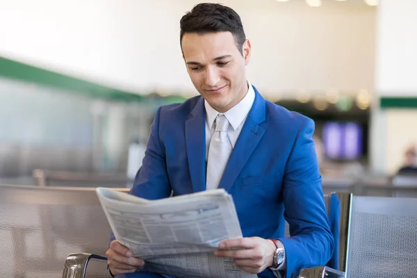 Gutaussehender Geschäftsmann liest Zeitung — Stockfoto