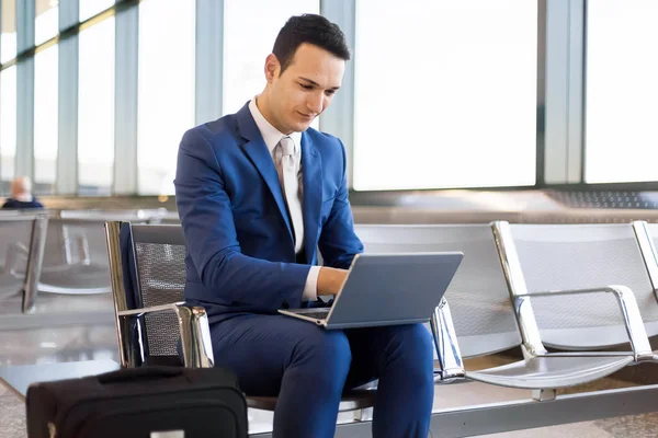 Homem de negócios usando laptop no aeroporto — Fotografia de Stock