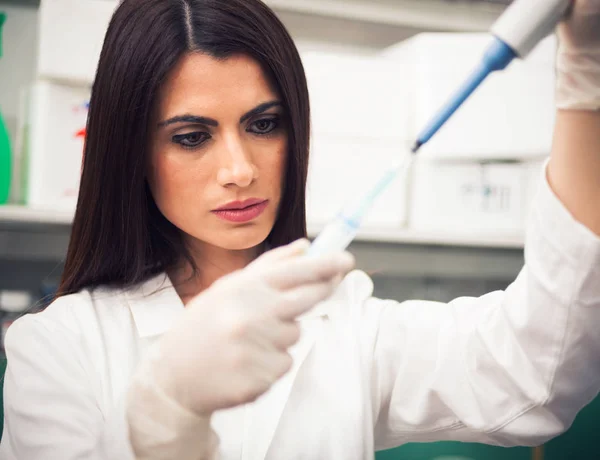 Cientista segurando uma amostra de teste em laboratório — Fotografia de Stock