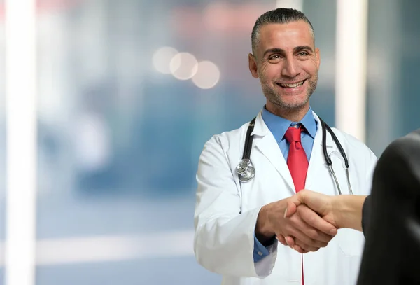 Doktor dává handshake k pacientovi — Stock fotografie