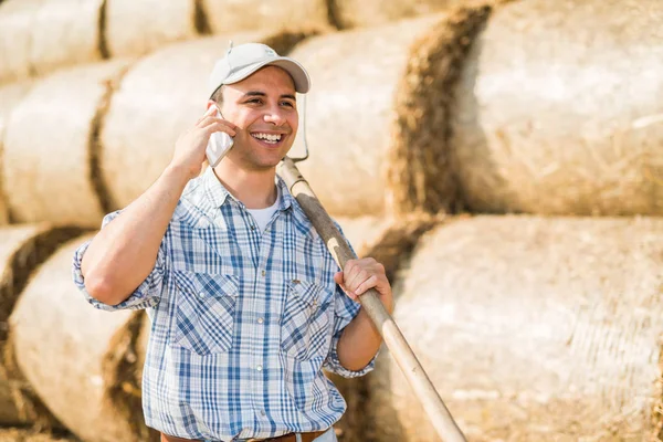 Farmer talking on phone — Stock Photo, Image