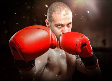 Adam çıplak gövde boks ile