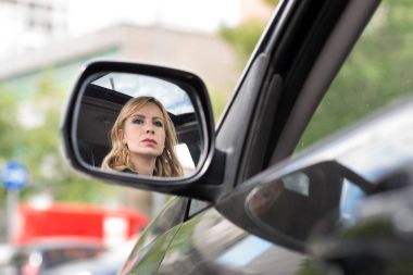 Arabasını süren kadın.