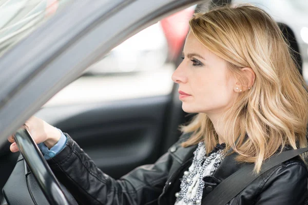 Woman driving her car — Stock Photo, Image