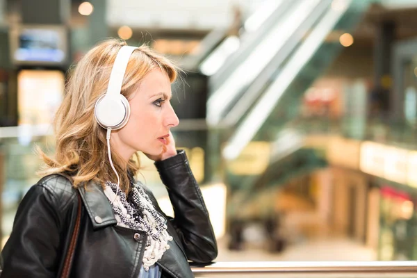 Mulher ouvindo música — Fotografia de Stock